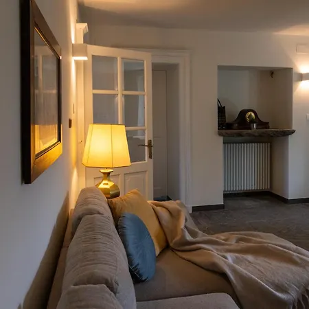 Manor House Apartment *